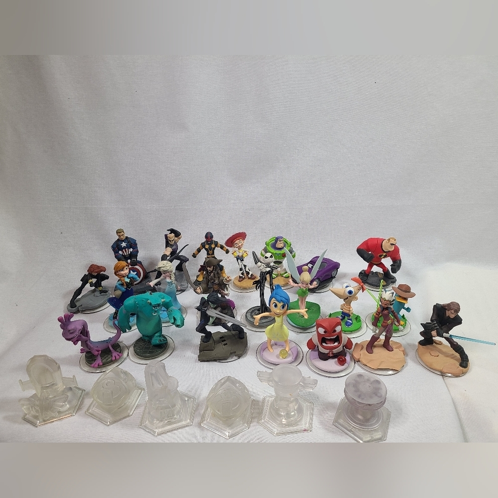 Large Disney Infinity Disney 22 Figures and 6 crystals lot